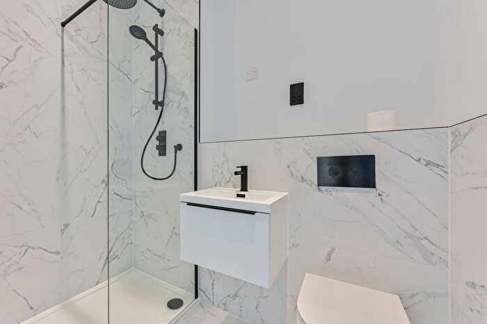 3 Bedroom Flat For Sale In Carpenters Mews, Wandsworth, London, SW17