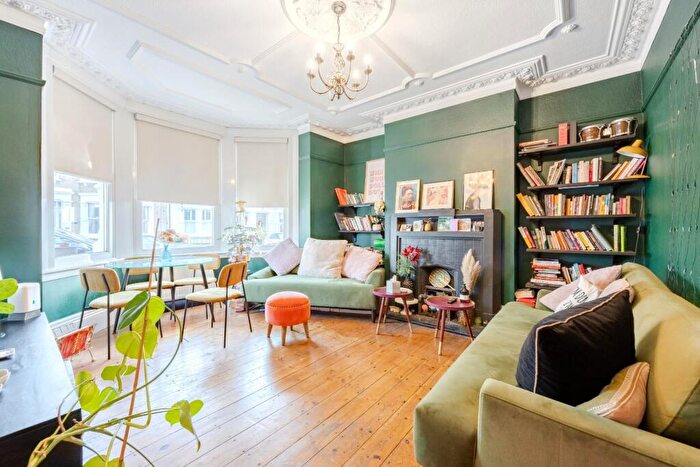 2 Bedroom Flat For Sale In Carlton Drive, Leigh-On-Sea, SS9