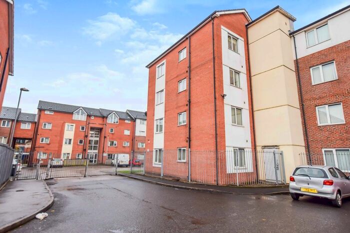 3 Bedroom Flat To Rent In Sugar Mill Square, Salford, Manchester, M5