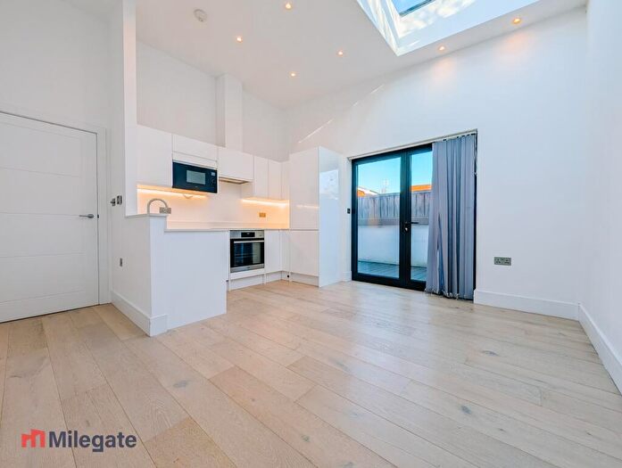 1 Bedroom Flat To Rent In Gallows Yard, Kingston Upon Thames, KT2