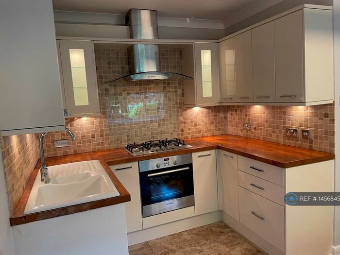 3 Bedroom Flat To Rent In Columba House, London, SE14