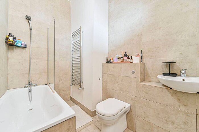 1 Bedroom Flat To Rent In Probyn Road, Tulse Hill, London, SW2