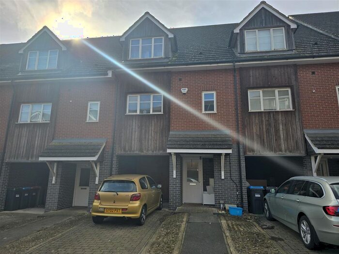 4 Bedroom Property To Rent In Millward Drive, Bletchley, Milton Keynes, MK2