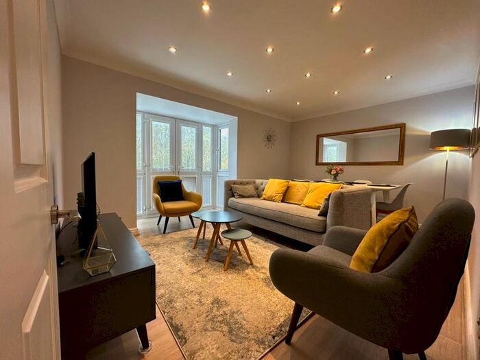 2 Bedroom Flat To Rent In Monmouth Grove, Brentford, TW8