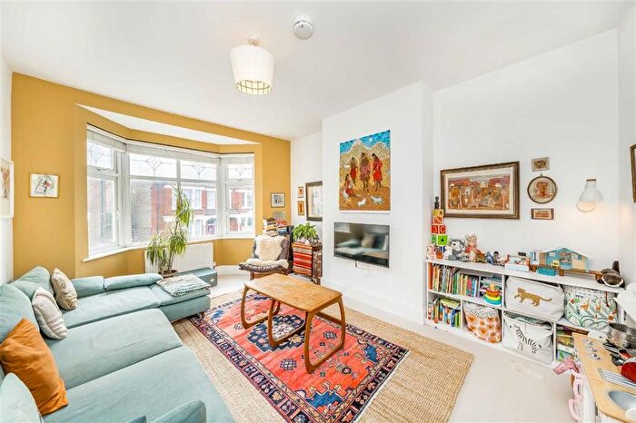 3 Bedroom Flat For Sale In Dumbarton Road, Brixton Hill, SW2