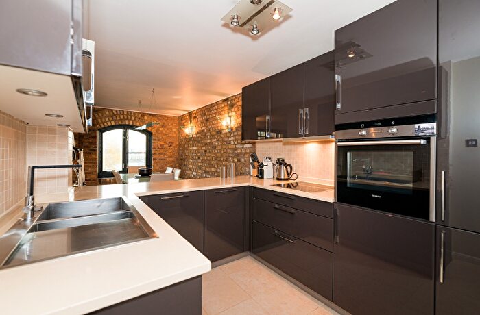 2 Bedroom Flat For Sale In Sanctuary Court, Reardon Path, London, E1W