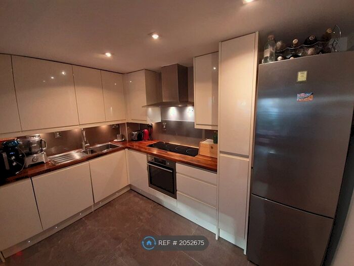 2 Bedroom Flat To Rent In Compass House, London, SW18