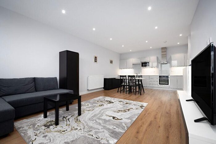 2 Bedroom Apartment To Rent In Albany Gate, Potters Bar, EN6