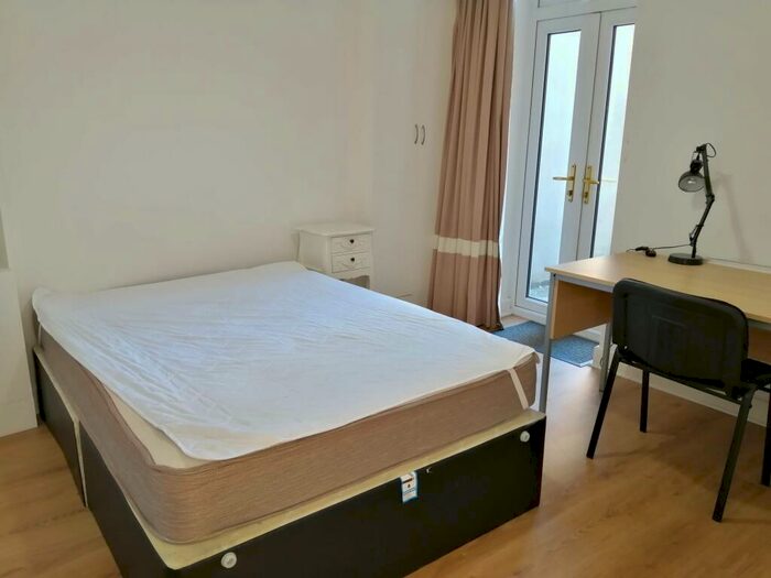 5 Bedroom House To Rent In St Helens Avenue, Brynmill, Swansea, SA1