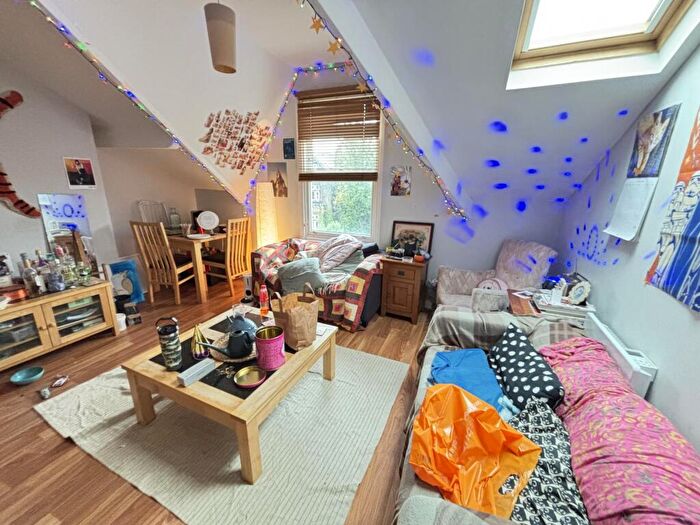 2 Bedroom Flat To Rent In Cardigan Road, Leeds, LS6