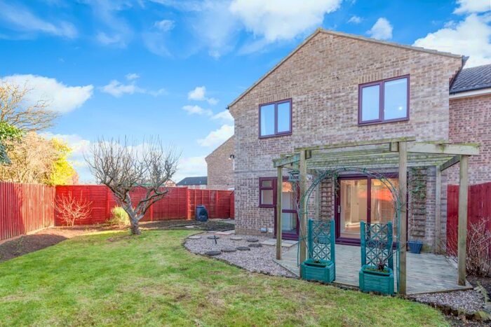 4 Bedroom Semi-Detached House To Rent In Shannon Road, Bicester, OX26