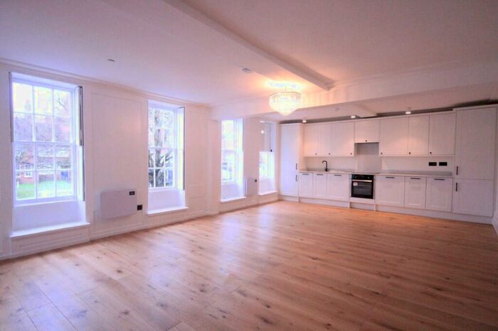 Studio To Rent In Large Studio At Shenfield Road, Brentwood, Essex, CM15