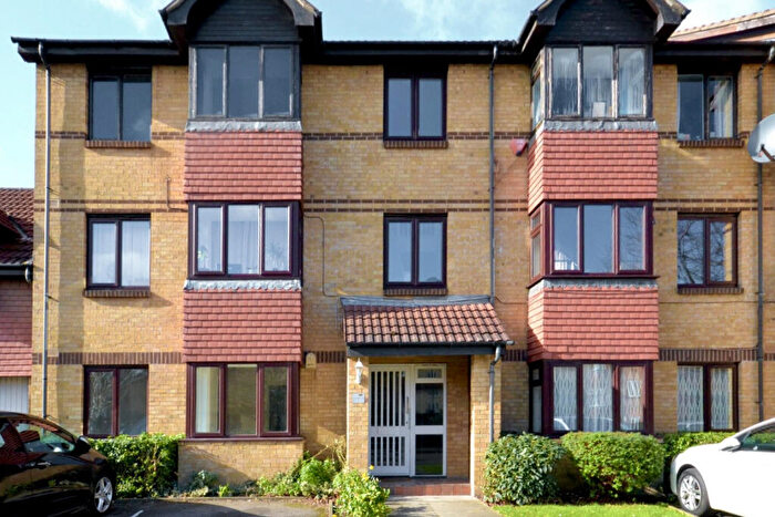 3 Bedroom Flat To Rent In Sterling Gardens, London, SE14