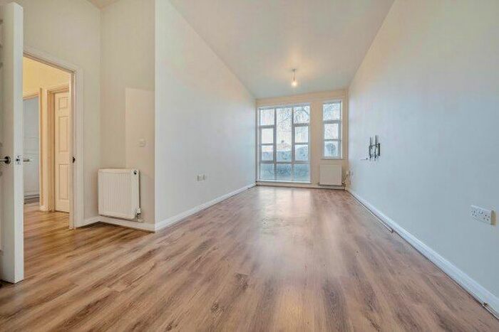 3 Bedroom Flat To Rent In Perry Hall Road, Orpington, BR6