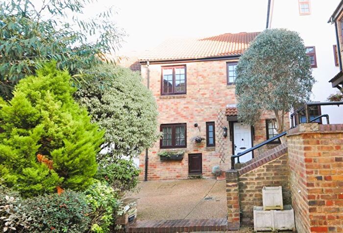 3 Bedroom Mews For Sale In The Farthings Private Development, Kingston Upon Thames, KT2