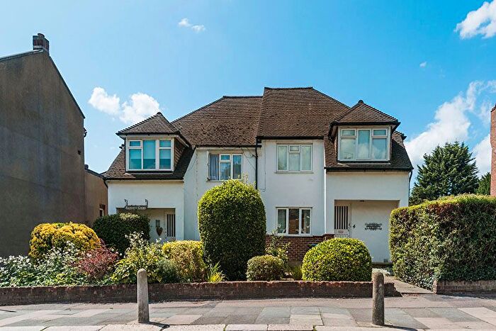 2 Bedroom Maisonette To Rent In Hoppers Road, Winchmore Hill, N21