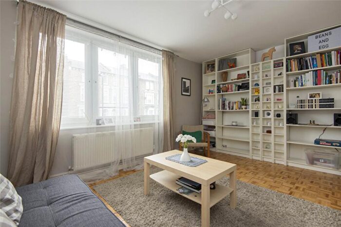 2 Bedroom Flat To Rent In Kingshold Road, Hackney, London, E9