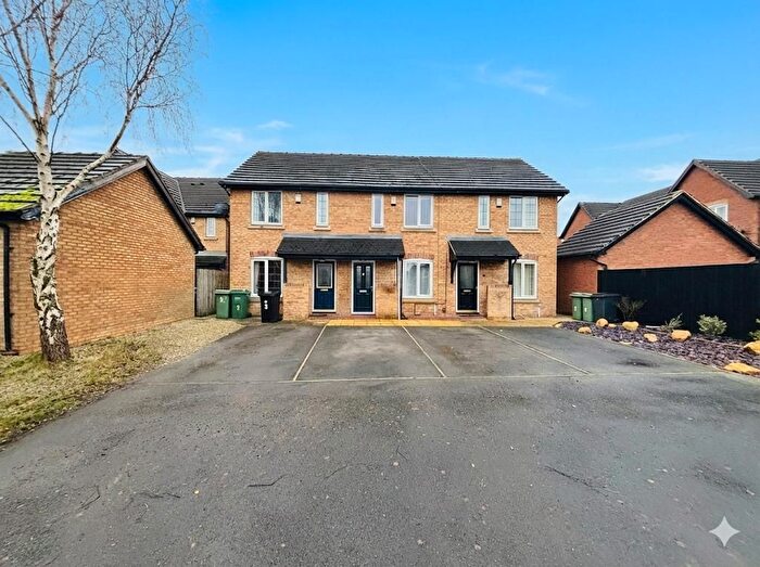 2 Bedroom Town House For Sale In Suffield Close, Gildersome, Leeds, LS27