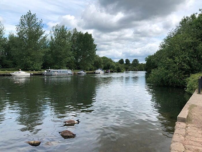 Park Home For Sale In Scours Lane, Tilehurst, Reading, RG30