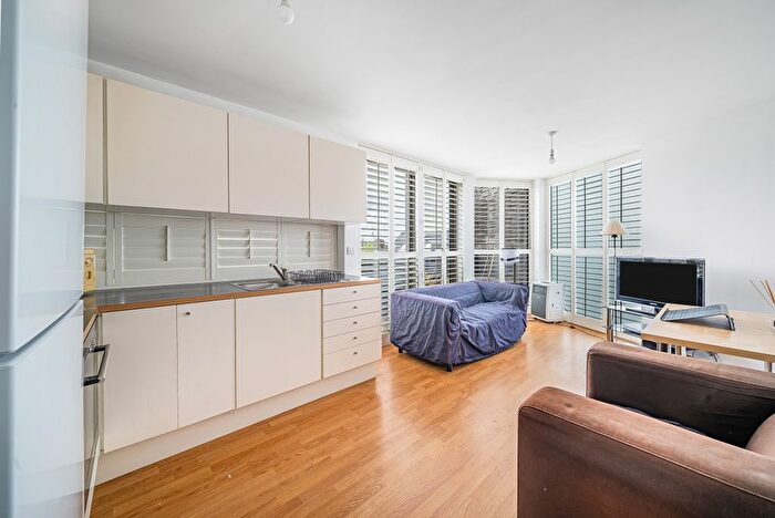 2 Bedroom Flat To Rent In Barmeston Road, London, SE6