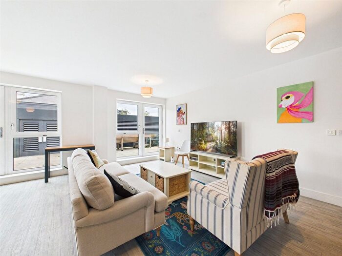 2 Bedroom Flat To Rent In Lion Court, Isleworth, TW7