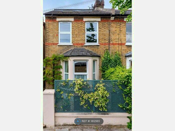 3 Bedroom Flat To Rent In Graham Road, London, SW19