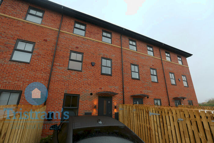 2 Bedroom Town House To Rent In Dallington Street, Nottingham, NG8
