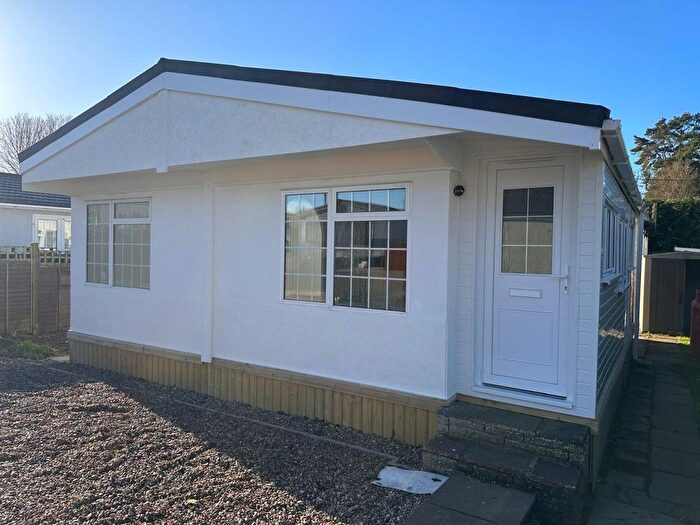 3 Bedroom Mobile/park Home For Sale In Scatterdells Park, Scatterdells Lane, Chipperfield, Kings Langley, WD4
