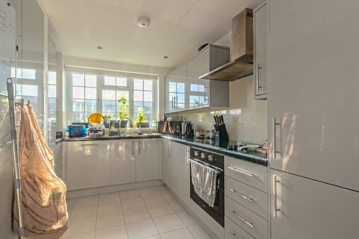 2 Bedroom Flat To Rent In Toby Way, Tolworth, Surbiton KT5