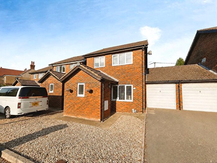 3 Bedroom Link Detached House For Sale In Denby Dene, Ash, Surrey, GU12