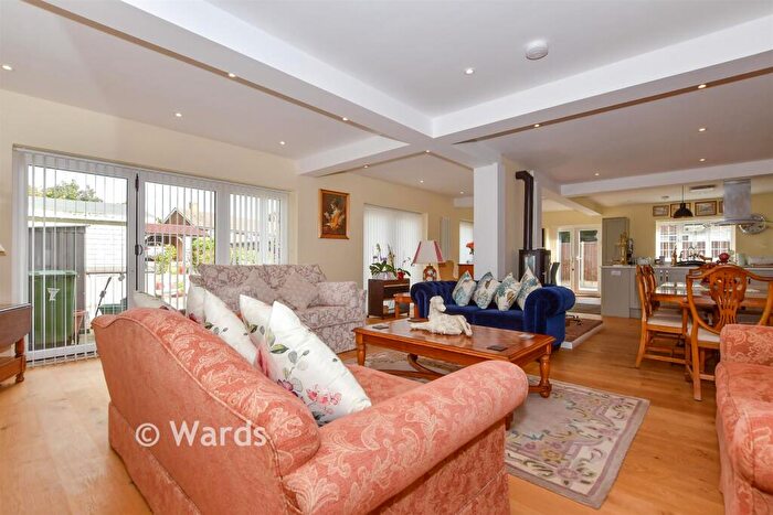 4 Bedroom Chalet For Sale In Maidstone Road, Lenham, Maidstone, Kent, ME17