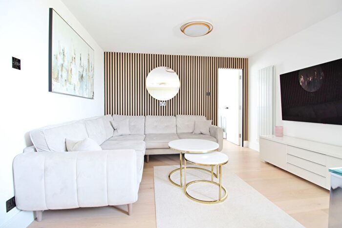 3 Bedroom Flat To Rent In Green Dragon Lane, Brentford, TW8