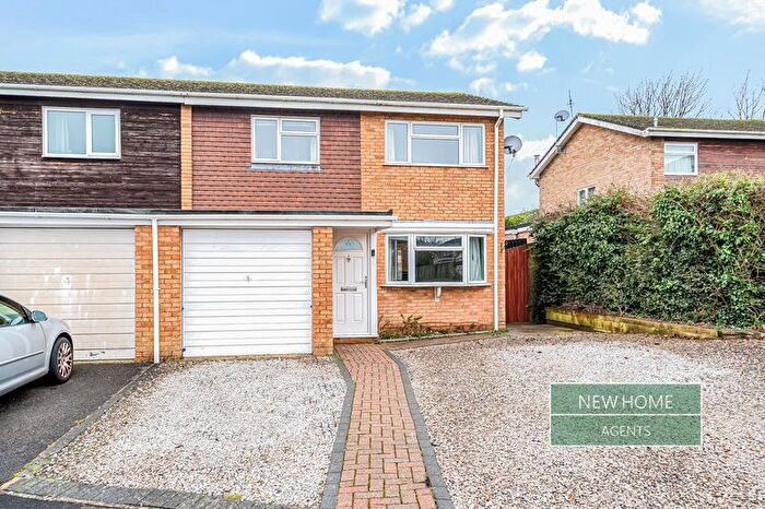 3 Bedroom Semi Detached House For Sale In Daffodil Close Basingstoke, RG22
