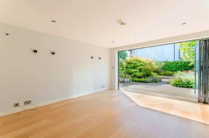 2 Bedroom Flat To Rent In Mountfield Road, Finchley, London, N3