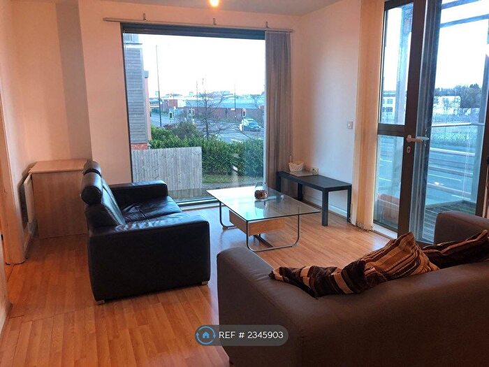 2 Bedroom Flat To Rent In Ashton Old Road, Manchester, M11