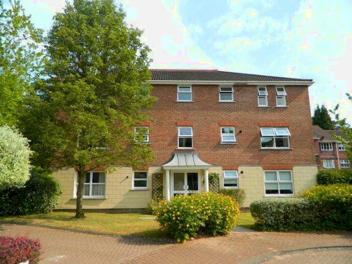 2 Bedroom Flat To Rent In Greenacres, RH12