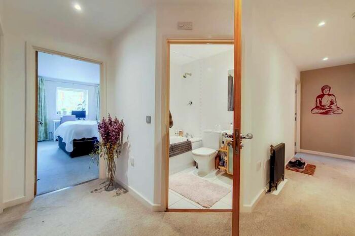 2 Bedroom Flat To Rent In Hopton Road, Woolwich, SE18