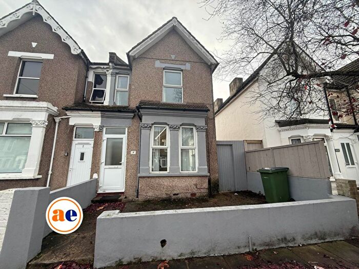 4 Bedroom Property To Rent In Abbey Grove, London, SE2