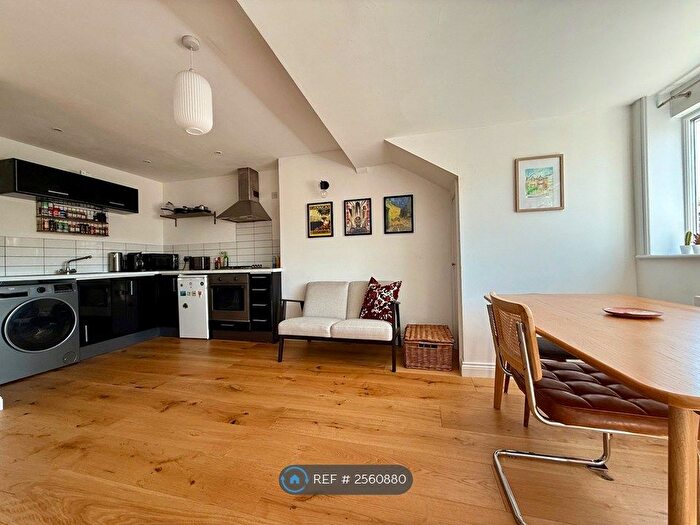 2 Bedroom Flat To Rent In Oakwood, Leeds, LS8