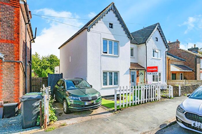 3 Bedroom Semi-Detached House For Sale In Weymouth Street, Hemel Hempstead, HP3