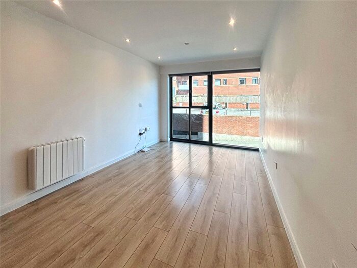 2 Bedroom Flat To Rent In Bath Road, Slough, Berkshire, SL1