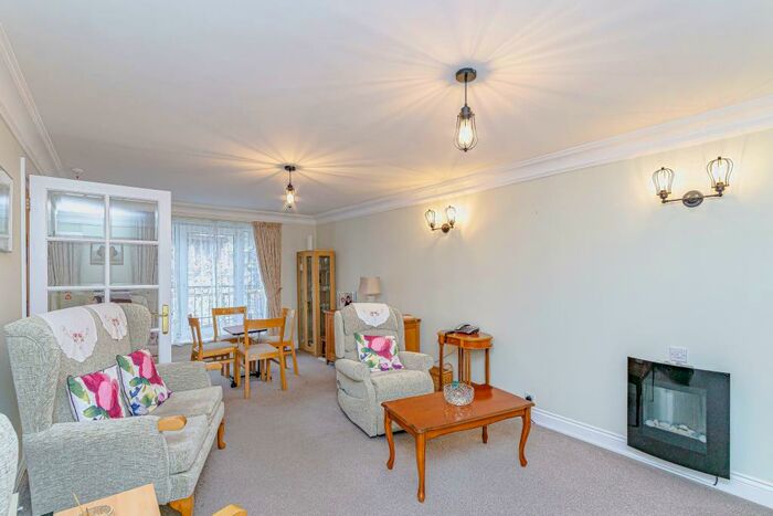 2 Bedroom Flat For Sale In Pegasus Court, Stafford Road, Caterham, Surrey, CR3