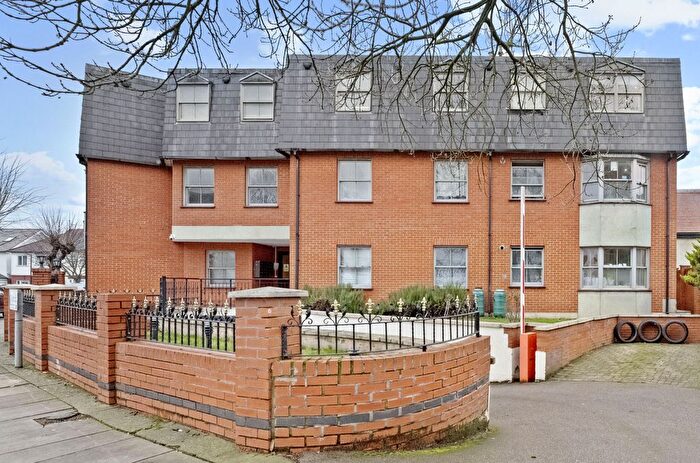 2 Bedroom Flat To Rent In Heather Gardens, London, NW11