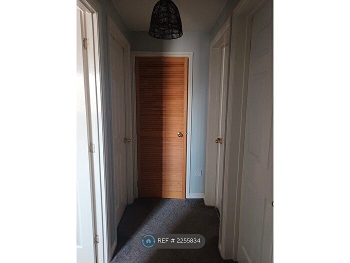 2 Bedroom Flat To Rent In Bewick Court, Bradford, BD6