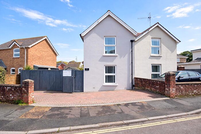 3 Bedroom Semi-Detached House For Sale In Beautifully Presented Home * Lake, PO36