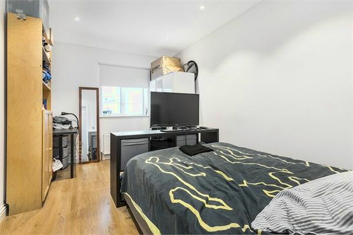 2 Bedroom Flat To Rent In Millennium Square, Shad Thames, London, SE1