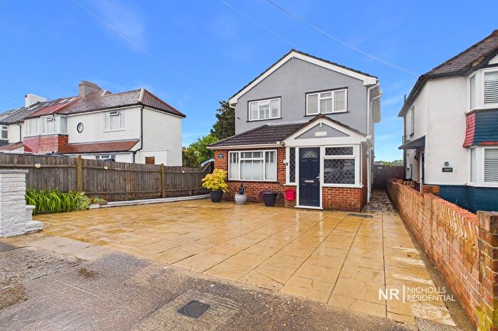 4 Bedroom Detached House For Sale In Gilders Road, Chessington, Surrey., KT9