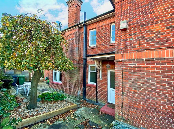 2 Bedroom Flat To Rent In Firlands Avenue, Camberley GU15