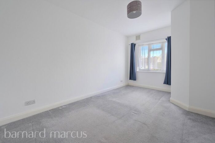 2 Bedroom Flat For Sale In The Parade, Burgh Heath, Tadworth, KT20