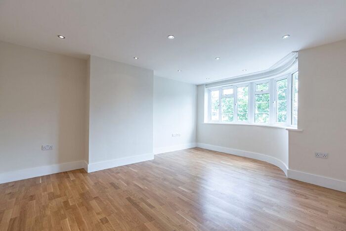 2 Bedroom Flat To Rent In Avenue Road, London, N14